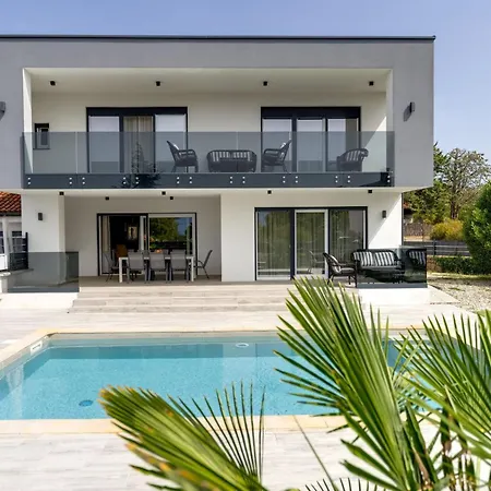 Case de vacanță Schoene Neue Mit Pool In Strandnaehe By Interhome Pinezići