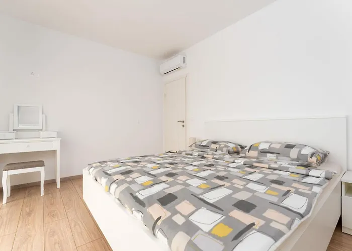 Schoene Neue Mit Pool In Strandnaehe By Interhome *
