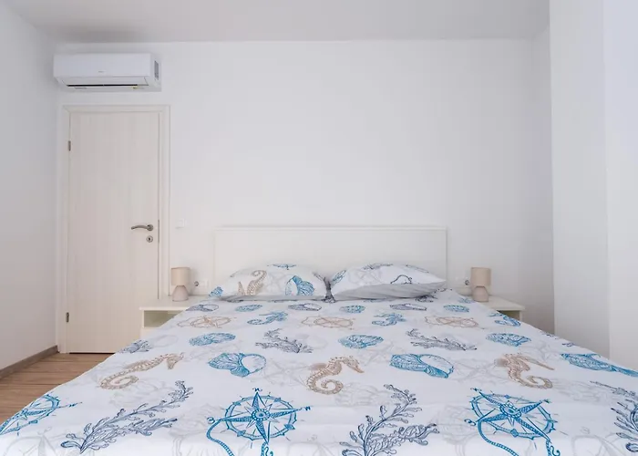 Schoene Neue Mit Pool In Strandnaehe By Interhome Pinezići