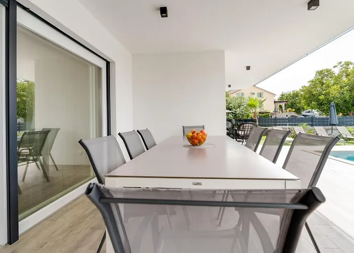Feriehus Schoene Neue Mit Pool In Strandnaehe By Interhome