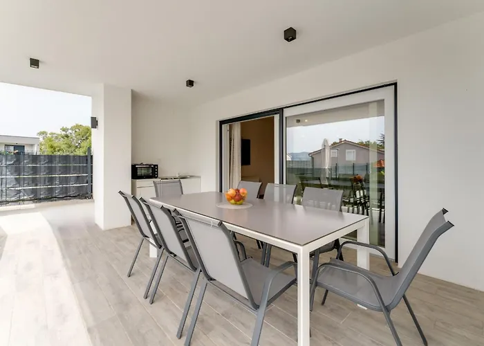 Holiday home Schoene Neue Mit Pool In Strandnaehe By Interhome *