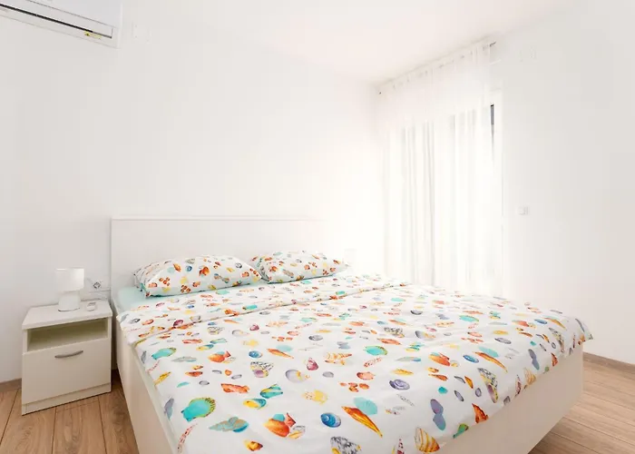 Feriehus Schoene Neue Mit Pool In Strandnaehe By Interhome Pinezići