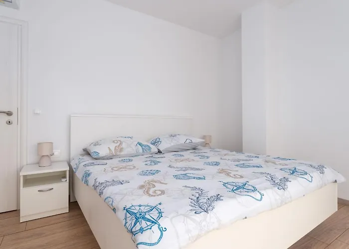 Schoene Neue Mit Pool In Strandnaehe By Interhome Pinezići