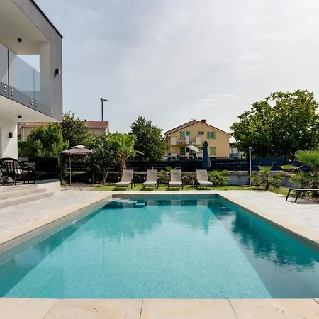 Schoene Neue Mit Pool In Strandnaehe By Interhome בית נופש