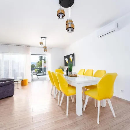 Сasa de vacaciones Schoene Neue Mit Pool In Strandnaehe By Interhome Pinezići