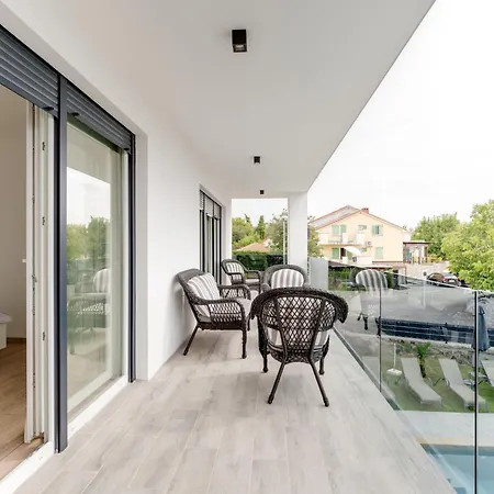 Schoene Neue Mit Pool In Strandnaehe By Interhome * Pinezići