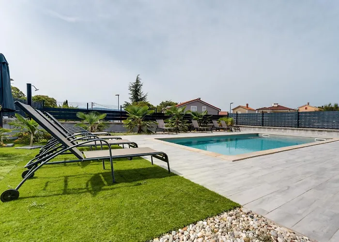 בית נופש Schoene Neue Mit Pool In Strandnaehe By Interhome Pinezići