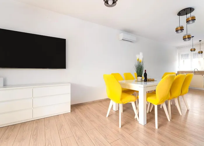 Schoene Neue Mit Pool In Strandnaehe By Interhome Pinezići