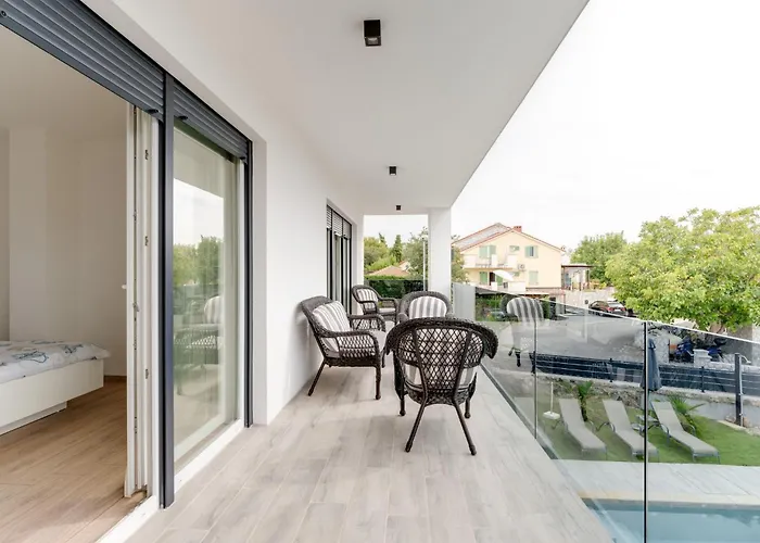 Schoene Neue Mit Pool In Strandnaehe By Interhome * Pinezići